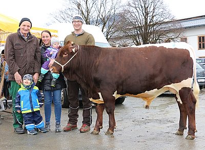 Viel Freude bei Familie Haym, Untersulzberg, Radstadt über den Verkauf von Teststierkandidat RAGER (Ramorat x Glänzer)