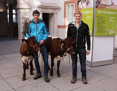 Willkommene Abwechslung für die LFS-Schüler Roman Prommegger und Sebastian Gruber!