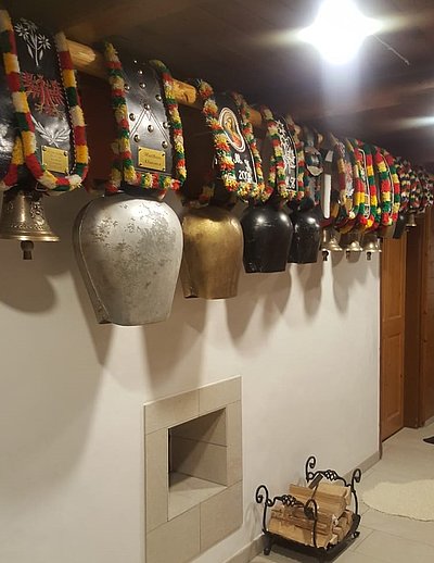 Der ganze Stolz des Bauern hängt bereits im neuen Heim!