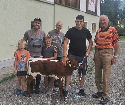Freude über einen geglückten Deal! Jakob Schweighofer mit Firmgeschenk Betty und Opa Karl (rechts) sowie Martin Schröcker mit seinen Söhnen David und Martin und Vater Hans!