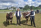 Hubert und Karina Schwarzbauer aus Schrobenhausen präsentierten ihre trächtigen Kalbinnen TESSA und MONTANA.