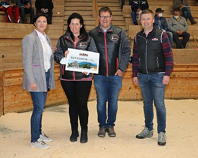 MRS-Bereichsleiterin Elisabeth Neureiter und RZS-GF Thomas Edenhauser überreichen Eva und Christoph Schösser den hochwertigen Siegerpreis!