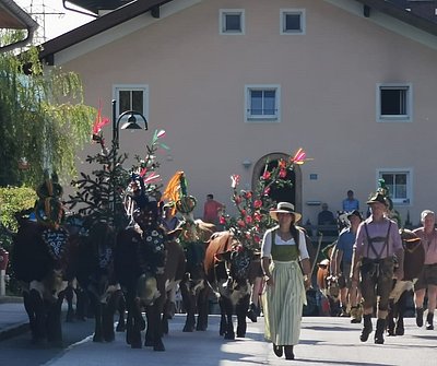 Der Heimat entgegen - Martina Mühlbauer und Christian Dullnigg führen die Herde nach einem guten Almsommer wieder zurück zum Piffgut!