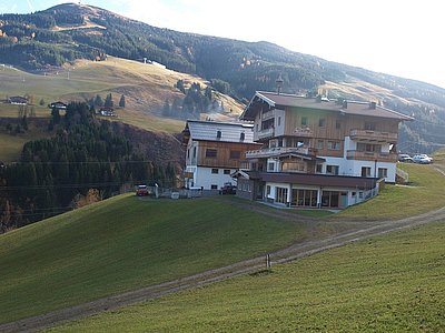 Optisch sehr ansprechend - der Perfeldhof der Familie Gensbichler liegt direkt an der Zwölfer-Abfahrt!