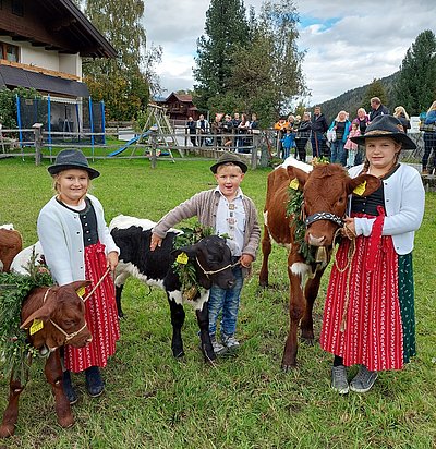 Auf die drei Großschiltern-Kinder ist stets Verlass! Hannah mit Adel, Sarah mit Wolke und Johannes mit Alice anlässlich des Hollersbacher Bauernmarktes 2022