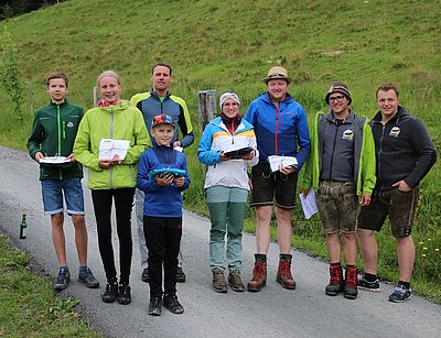 Die erfolgreichen Tierbeurteiler und -innen, v.l. Stefan Reitstätter, Anna-Lena Bamberger, Johannes Hofer, Alois Bamberger, Marlene Berger, Mathias Kinberger mit Josef Berger und Gabriel Riedlsperger