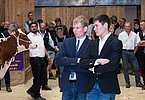 Hochkonzentriert und souverän in seinen Kommentaren und Entscheidungen - Preisrichter Tobias Ammann und Ringman Julian Hartmann!
