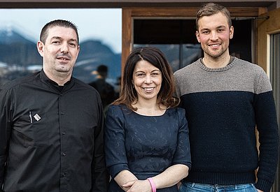 Zeichnen für eine perfekte Kooperation - Elmar und Resi vom Rösslwirt sowie Ochsenproduzent Thomas Zanon!