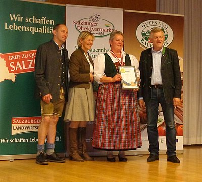 Große Freude über die Goldmedaille! v.l.Willi Huttegger, Landesbäuerin Elisabeth Hölzl, Brunhilde Fanninger u. lk-Präsident Franz Eßl.
