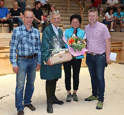Obmann Franz Loitfellner und GF Thomas Edenhauser überbringen Alfred Schick die besten Glückwünsche zum 70. Geburtstag. Mit im Bild Alfreds treueste Begleiterin - Ehefrau Anni!