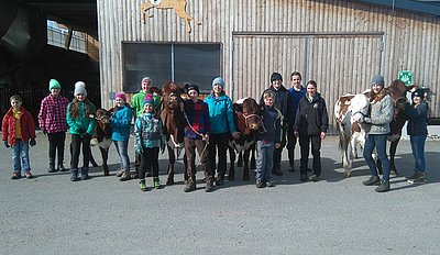 War mit Freude und Eifer dabei - die Gruppe der begeisterten Jungzüchter am Gelände der LFS in Bruck