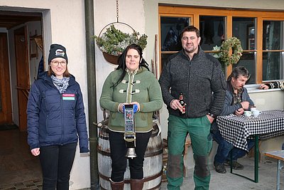 Für Susanne und Peter Maier gab es als Dankeschön eine Glocke!