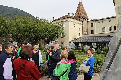 Immer einen Besuch wert - die schöne Innenstadt (mit Hofburg und Herrengarten im Hintergrund) von Brixen!