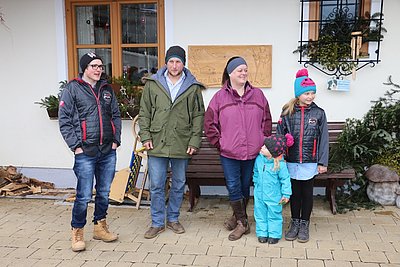 Freuen sich über den Besuch der Kollegschaft - Melanie und Oswald Dick mit ihren Töchtern Maria und Johanna!