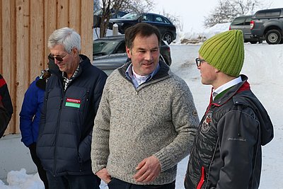 Hans-Peter Moser bringt die Freude über den Besuch der Jungzüchter zum Ausdruck!