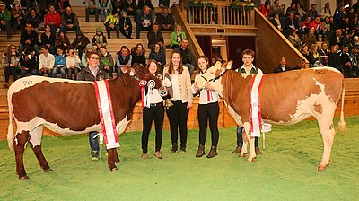 SENIORCHAMPIONS im Vorführen - Siegerin Anna Schmiderer mit LINDE und Reservesiegerin Christina Mühlthaler mit ASTA