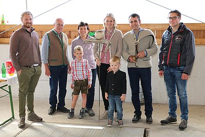 Im Miteinander einer Familie ist alles möglich! Josef Berger und Rupert Gruber bedanken sich bei Familie Schröcker!