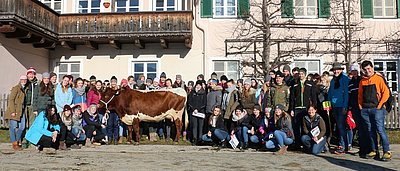 Eine große Schar an Schülerinnen und Schülern freut sich über den "vierbeinigen Neuzugang" der LFS Bruck!