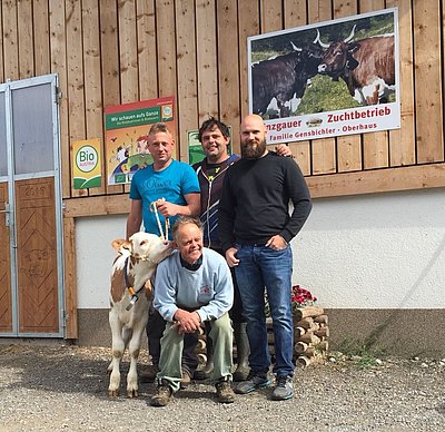 Der Gewinner des FL-Zuchtkalbes Tobias Metzler und der neue Besitzer Hannes Gensbichler freuen sich über den geglückten Deal!