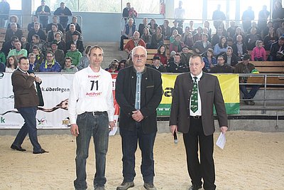 Internationale Pinzgauer Familie - der zweite Vorsitzende des Bundesverband deutscher Pinzgauer-Fleischrinderzüchter, Reimund Werner (Mitte), überreichte im Zuge der Fleischrindermesse dem PI-Obmann Horst Schnitzer eine Unterstützung für eine Pinzgaue
