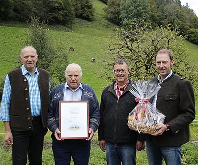 Ortsbauernobmann Sepp Harlander, Kassier Ernst Lottermoser und Hans Harlander, Obmann der StHG Goldegg danken Florian Ammerer für seine langjährige, sehr umsichtige Arbeit als Schriftführer und Kassier! (Bild: A.Fürstaller, lk Salzburg)