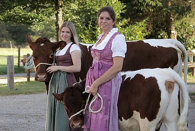 Stefanie u. Bärbel Seitz mit dem schönen "Pinzgauer-Milchviehinventar" Selina (V.Labis) und die reinrassige Nelly (V.Rupi)