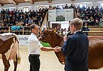 Ein Moment für die Ewigkeit! Tobias Ammann gratuliert Hans Schmiderer zum Siegertitel seiner famosen Pinzgauerkuh GITTI (V.Arino Red)