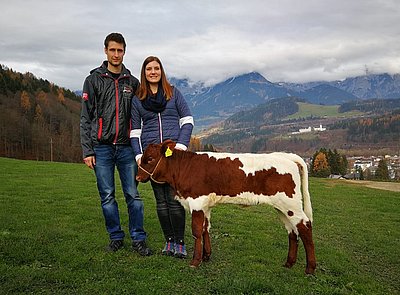 Schließlich soll nicht nur die Ehe für die Zukunft sein, auch das Geschenk der Pinzgauer-Jungzüchter, das Petra und Josef Stock mit dem schönen Kalb einlösten!