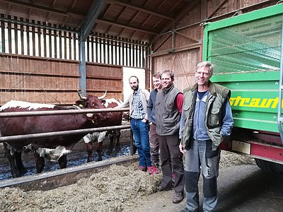 Josef Abinger legt großen Wert auf eine gute Zusammenarbeit mit seinen Lieferanten. v.l.Leonhard Stock (mit Zivildiener), Andreas Rohrmoser und Josef Abinger.