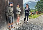 Berufene Kolleginnen unter sich - Ursula Gressenbauer und Mathilde Höller (rechts), die sich in ihren 42 Jahren als Lehrerin in der Hauswirtschaftsschule Bruck sehr verdient gemacht hat.