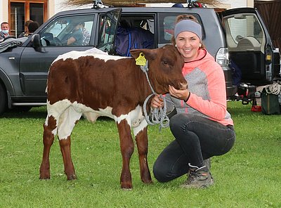 Große Freude über das schöne Pinzgauerkalb bei Familie Rainer, Auer, Maria Alm!