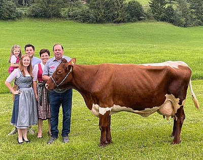 KELLI (geb. 26.9.2006, V.Gobi, Z.Andreas Bernsteiner, Vögei, Piesendorf) mit der stolzen Besitzerfamilie Stefan und Margit Hörfarter sowie Sohn Johannes mit Freundin Katharina und Töchterchen Theresa, Riedl in Kössen