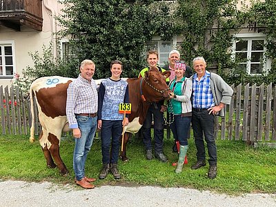 Spürt man etwa auch in Maishofen die Festspielzeit;)? Umringt von viel Prominenz präsentiert sich Jungkuh Bramberg von Familie Innerhofer, Reit in Hollersbach mit der neuen Besitzerfamilie Mitteregger, Oberlehen in Kaprun!