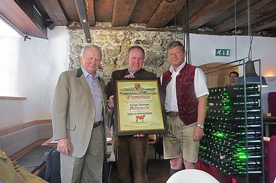 Überraschung und Freude zugleich! Aus den Händen von Dr. Wolfgang Porsche und Verwalter Christoph Schernthaner erhält Hermann Egger die schöne Auszeichnung zum Melkermeister!