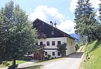 Seit 1993 im Besitz von Familie Höller - der Entfeldhof, hoch über Thumersbach.