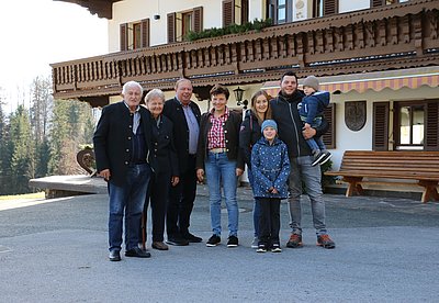 Vier Generationen auf einem Bild – Familie Hörfarter junior und senior vor ihrem Erbhof