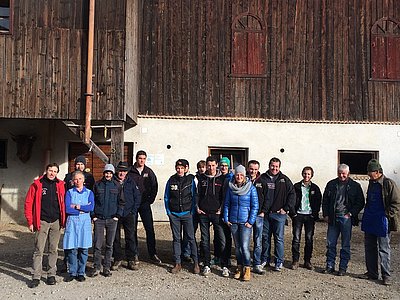 Ein hochinteressanter Tag im Westen Südtirols! Die Gruppe formiert sich vor dem Stall des Moarbauern in Lajen!
