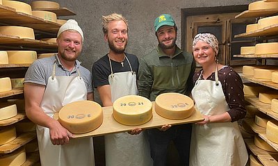 Gleicher Jahrgang, gleiches Tal und gleiche Interessen! Sebastian Gruber, Sebastian Kreuzer, Roman Prommegger und Anna Kühr mit dem Gold der Alp Falätscha!