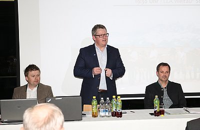 Stefan Lindner eröffnet seine letzte Versammlung als Obmann der Tiroler-Pinzgauerzüchter