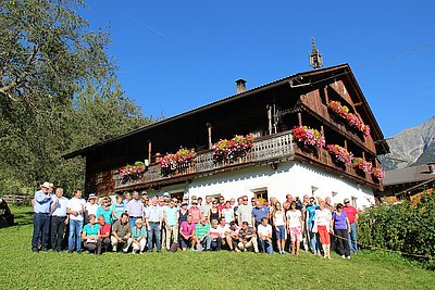 Eine wundervolle Kulisse für ein Pinzgauer-Treffen aus aller Welt - am Pichlerhof in Ahornach!