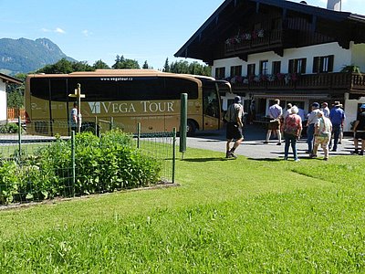 Zeigt sich immer im schönsten Kleid - der Riedlhof der Familie Hörfarter in Kössen!