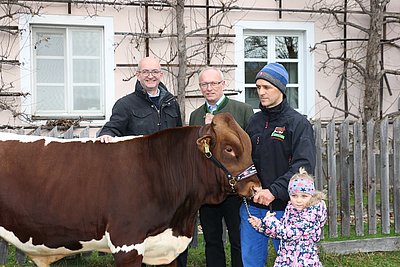 Der 11. Ja! Natürlich-Stier! Andreas Steidl und Christian Dullnigg freuen sich über FELS von Josef Volgger, Nusser, Weißbach!