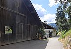 Hinter dem Stall verbirgt sich das altehrwürdige, schöne Bauernhaus.