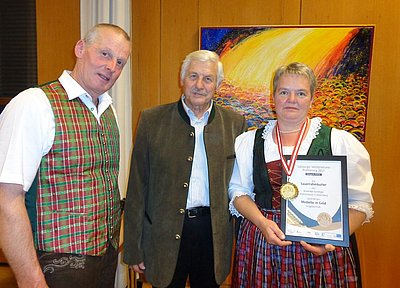 Michael und Brunhilde Fanninger freuen sich über die hohe Auszeichnung ihres Sauerrahm-Butters, in der Mitte Sensoriker Isidor Gilgmayr.