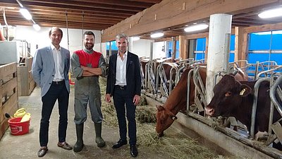 Matthias Ploner flankiert von Südtirols hoher Politik (links Ressortleiter Dr. Klaus Unterweger, rechts Landesrat Arnold Schuler)