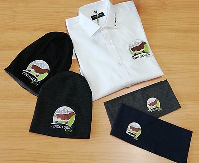 Coole Hauben und Stirnbänder sowie eine flotte Oberbekleidung - ein "Must-have" für alle Pinzgauer-Fans!