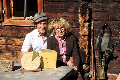 Ein Werk ihrer Hände - Toni und Marianne Steger freuen sich über die hohe Auszeichnung ihres jüngsten Käse-Projekts GRANIT!