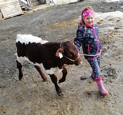 Sarah Schösser vom Großschilternhof mit ihrer schönen Lissi!
