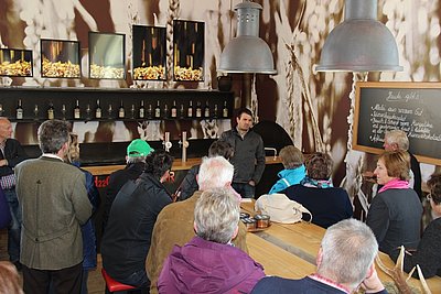 Ein Fachmann weiß überall Bescheid! Franz Zehentner erklärt die Geschichte der Brauerei