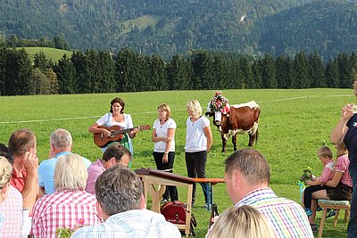 Mensch und Tier genießt die feierliche Stimmung am Oberleinhof!